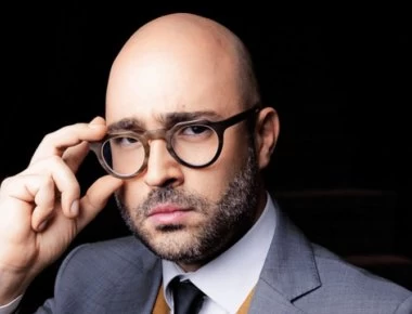 Ο Κωνσταντίνος Μπογδάνος με τους άνδρες των ΜΑΤ που τον έσωσαν το 2012 (φώτο)